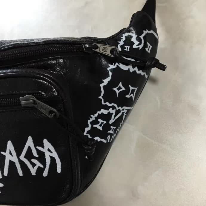 BALENCIAG巴黎世家 專櫃同步更新 塗鴉胸包腰包 簡約兩用包 可做胸包或者腰包  BL1131